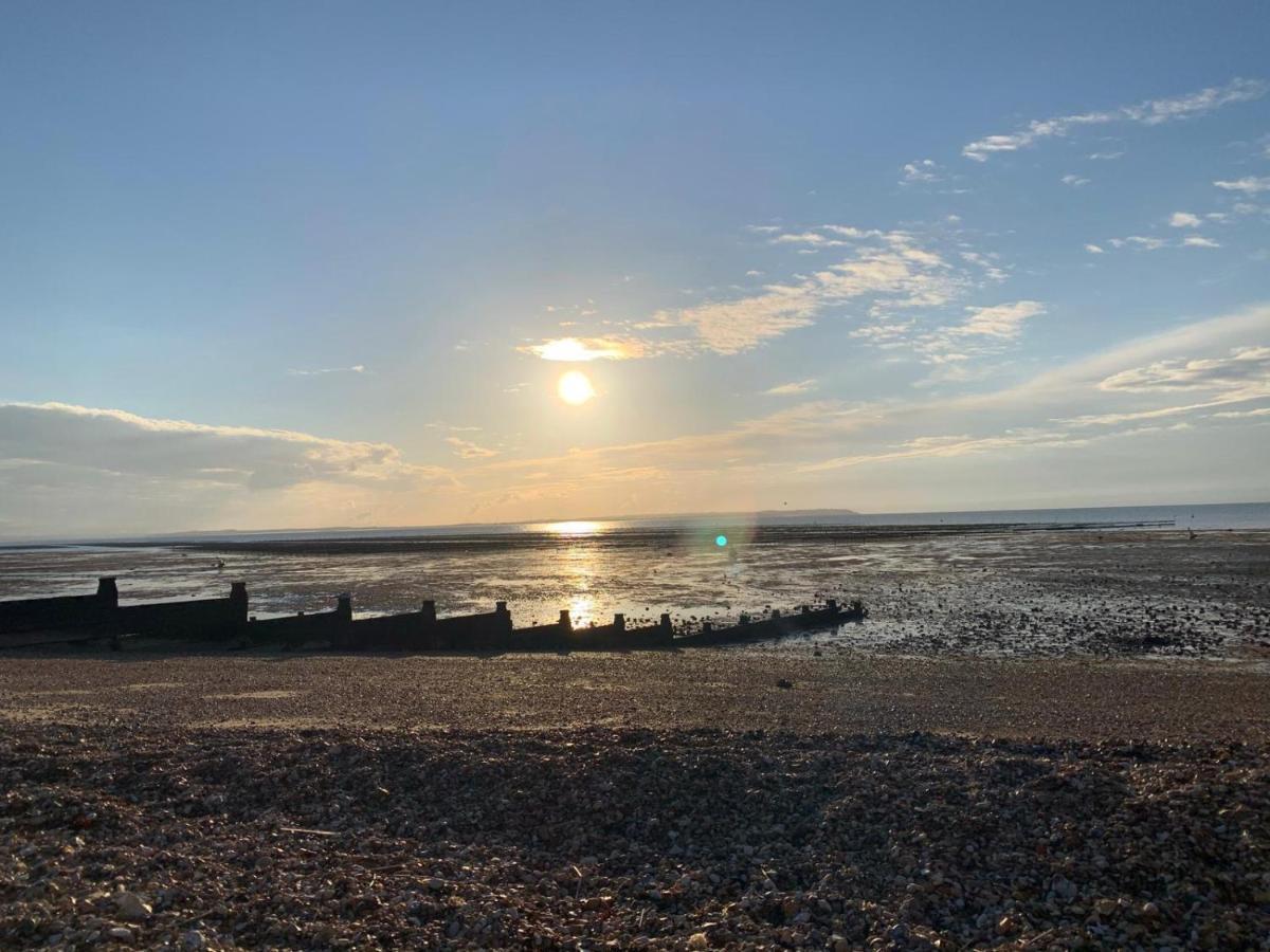 Fabulous Apartment Seconds From Beach By Whitstable-Holidays, Pudding Pan Exteriör bild